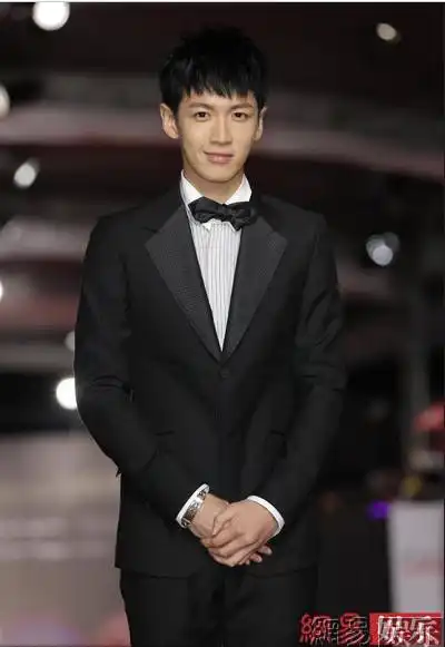 柯震东黑色西装帅气亮相