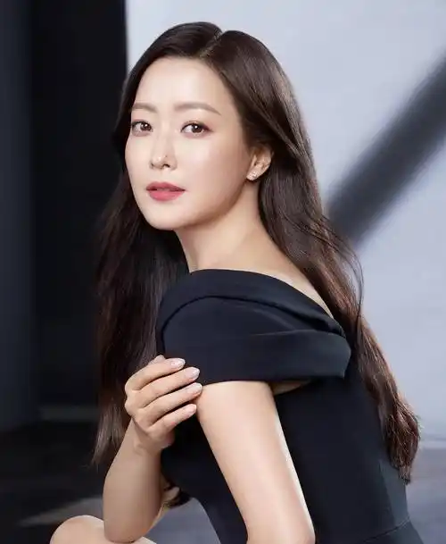 45岁金喜善为新剧改变形象留一头粉红短发新造型又飒又爽