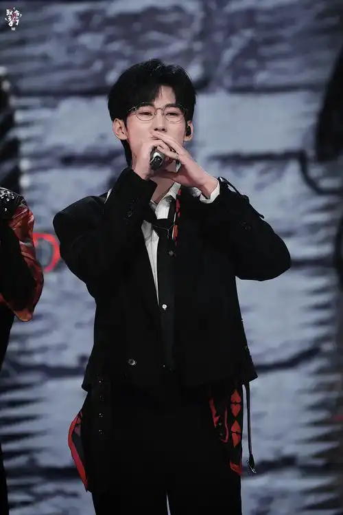 张真源黑色西装金丝眼镜造型