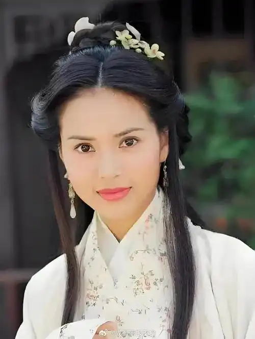 李若彤回应小龙女下凡拍短剧##李若彤首演短剧午后玫瑰