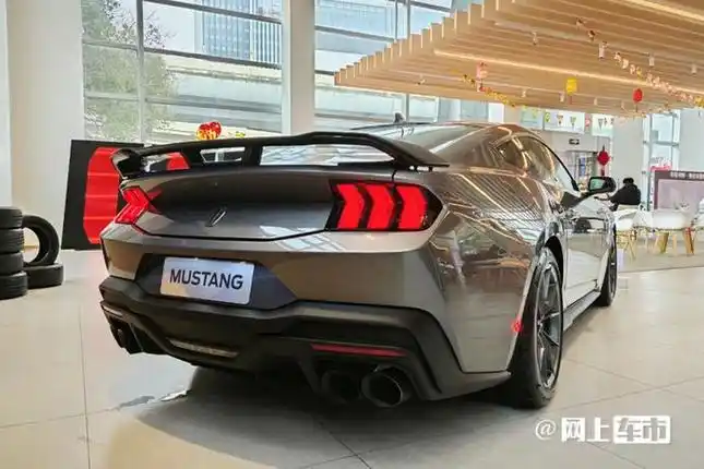 mustang dark horse除轴距外均比2019款野马gt和竞争对手奥迪rs5更大.
