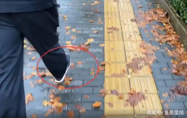 赵今麦穿校服淋雨回宿舍,脚上的鞋子成亮点,这才是对同桌的尊重