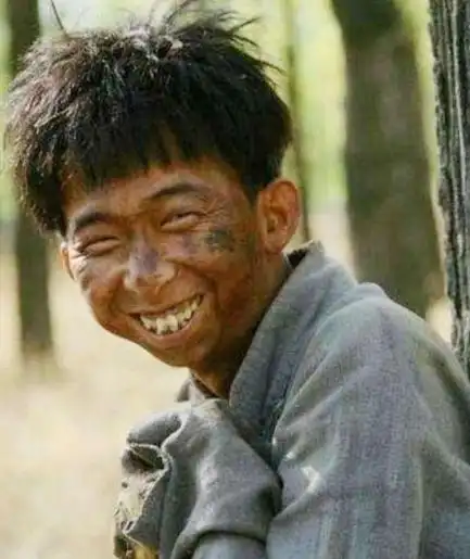 他是国内第一"丑星",但却才华横溢,并且娶到妻子貌美如花