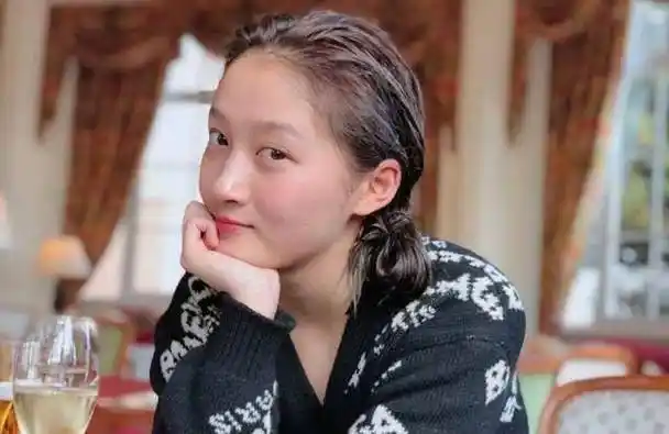 关晓彤晒素颜本来想炫耀,还是被批像大妈,这件衣服惹的祸_鹿晗_明星