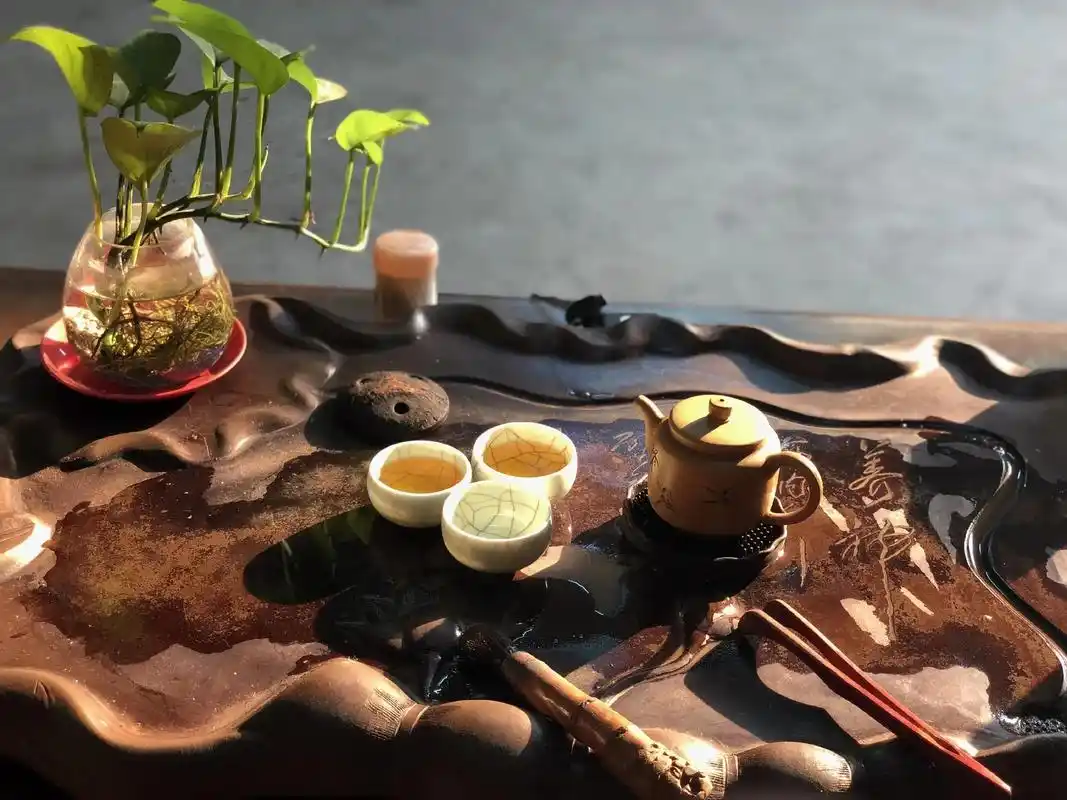 人生如茶手执一杯香茗品味着四季的蕴味品淡出人生的精彩一杯清茶心素