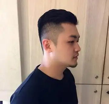 后梳蓬松发型直接梳到耳尖的上边,鬓角的头发做成了短发,发顶头发从前