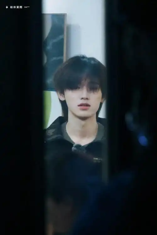 一直都觉得宋亚轩冷脸时眼睛被刘海遮住的话就会变得很阴暗批    #和