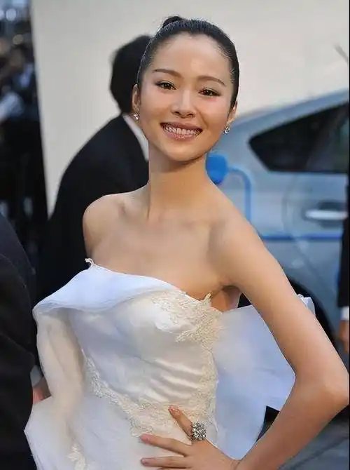 江一燕大秀美背,身材比例绝了!网友:侧颜无敌美_娱乐_明星_头条