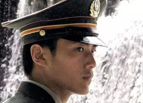 侧颜爆表这是军人真正的帅