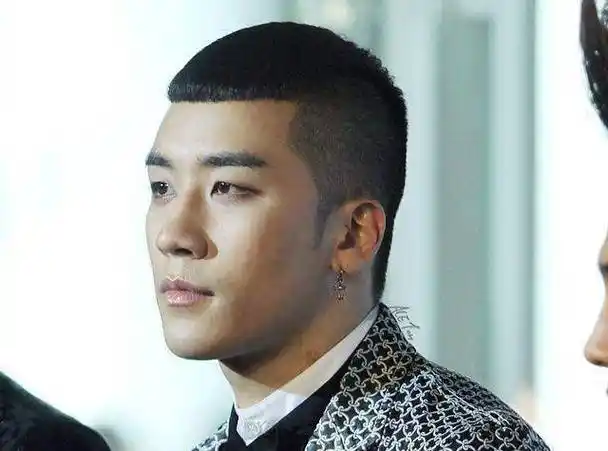 终究还是没能跑出bigbang的毒圈,权志龙太阳圆寸造型太上头!