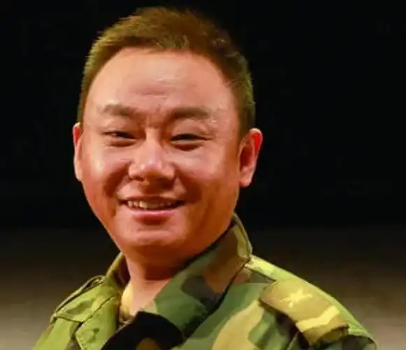 小品演员邵峰11次上春晚对患病爱人不离不弃用坚守换来幸福