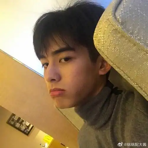 求宋威龙生图自拍生活照