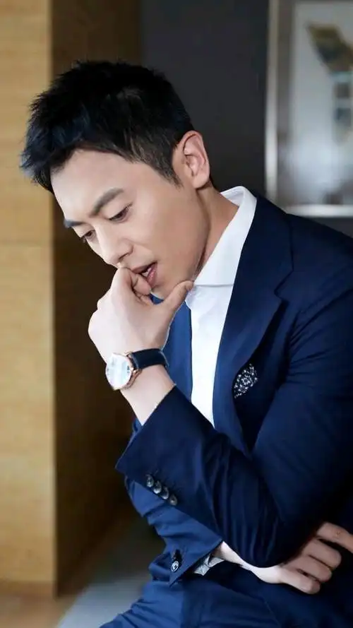 朱亚文不愧是"行走的荷尔蒙",穿西装太帅了!堪称男人穿衣典范