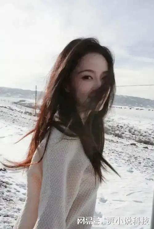 李沁晒新疆私照奔跑在雪地上清新动人回首微笑温暖如春