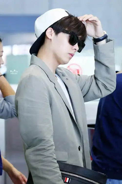 挑战每天按相册顺序发一张李易峰的照片