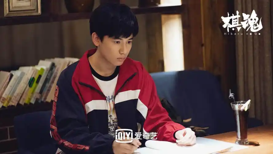 胡先煦在电视剧《棋魂》里饰演的角色叫时光,是一名意外打开"金手指"