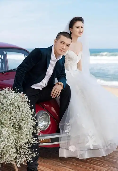 黄圣依杨子结婚10年拍纪念婚纱照海边相拥甜蜜温馨