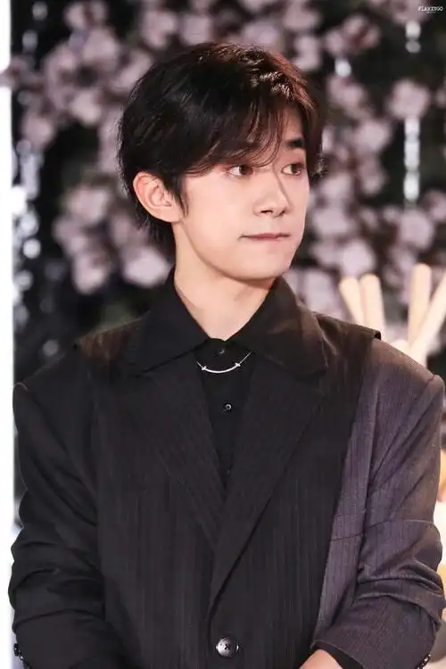 易烊千玺直播全黑造型