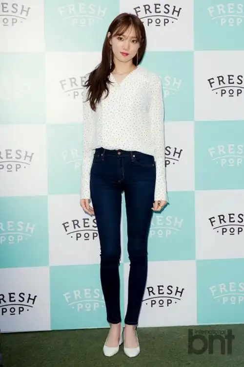 李圣经——简洁的细波点衬衫,搭配深蓝色紧身牛仔裤和白色尖头鞋,清新