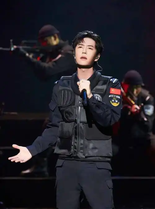 fan动态丨白敬亭大秀肌肉!明星们的警察造型盘点_角色_警服_女警