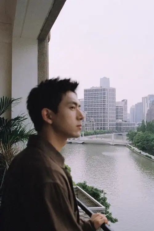 李现超话95#李现的ing#2023/06/02 ins 更新四则"喂～""california