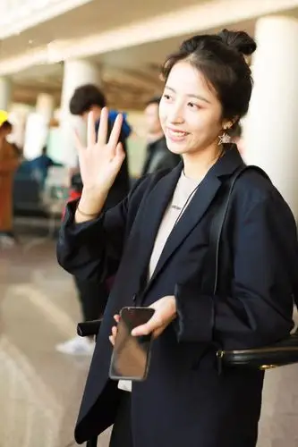 周雨彤穿黑色西装配黑色长裤现身 皮肤白皙气质清纯少女感十足