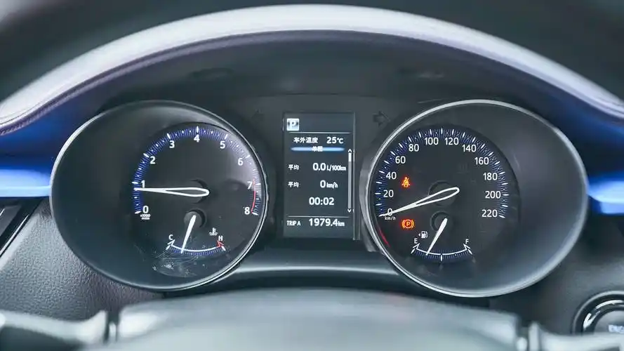 方向盘力度适中转向很精准,炮筒式仪表盘小巧个性,镀铬装饰搭配黑色