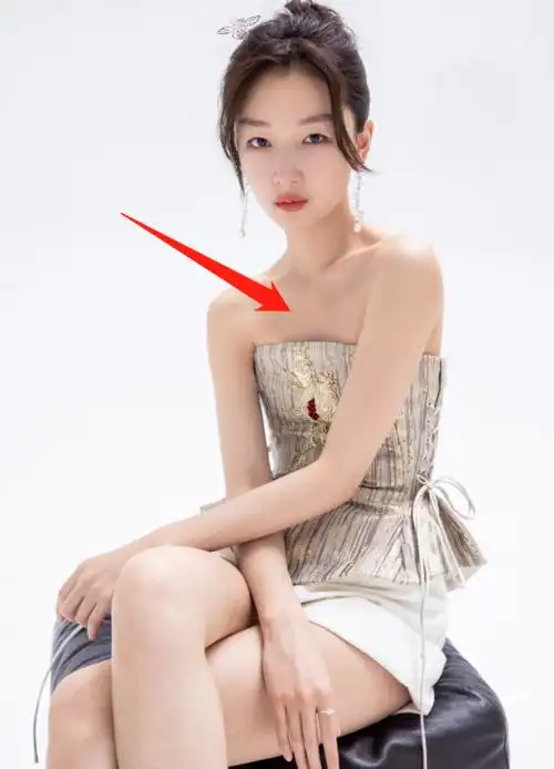 有一种尴尬叫周冬雨玩性感,明明条件有限却非要露,越努力越心酸