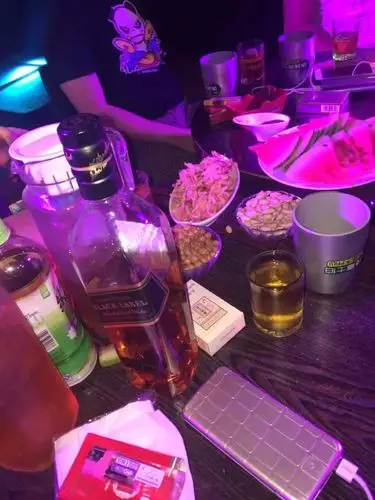 其它 我的美篇 写美篇      杰米拉酒吧是一家以唱歌,饮酒,娱乐于一体