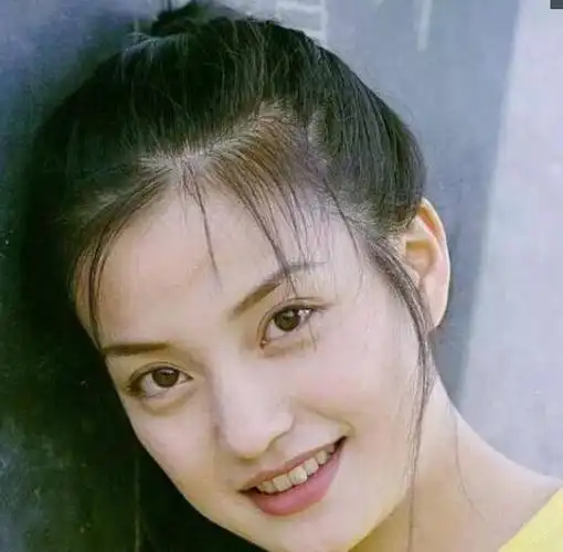 赵薇少女时期照片流出看到毫无修饰的五官心动啦