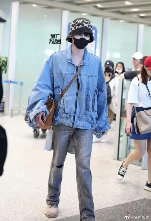白敬亭回国了##白敬亭女团舞外套