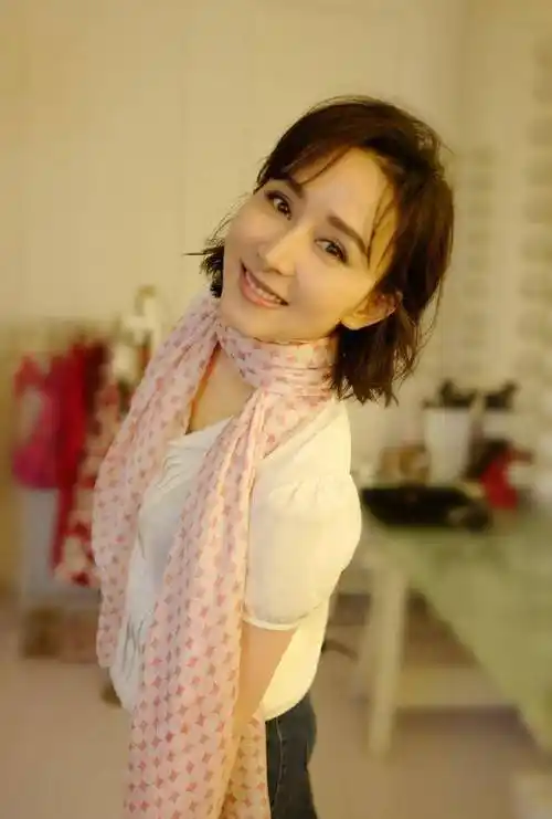 胡静真会穿!白色连衣裙干练利落,但是鞋子是来抢镜的吗?