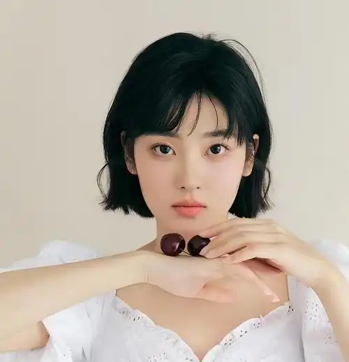 短发发型女2023最新款图片(盘点4款显脸小又好看的短发发型)