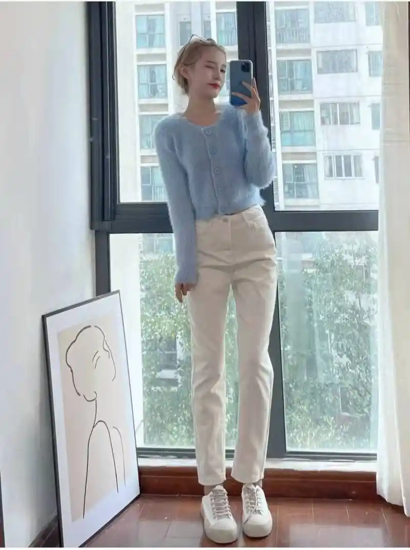 白色牛仔裤配什么上衣和鞋子好看