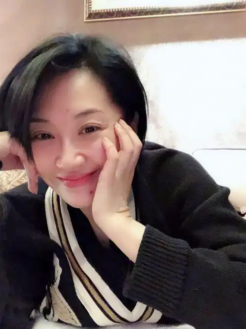 49岁许晴直播中卸妆 素颜对镜头少女感十足