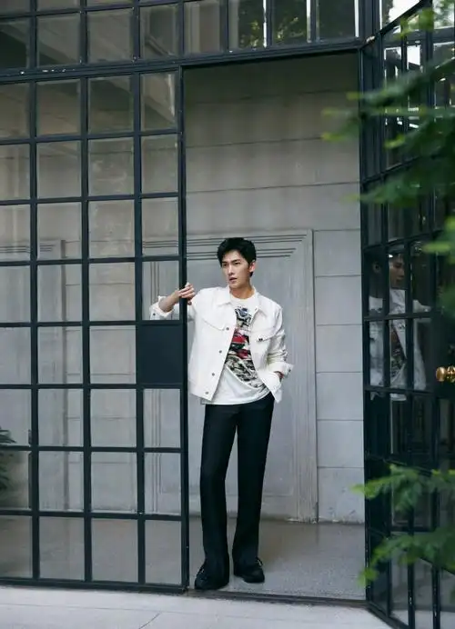 上游时尚|杨洋倚窗氛围感满满,展现夏末万能男友穿搭