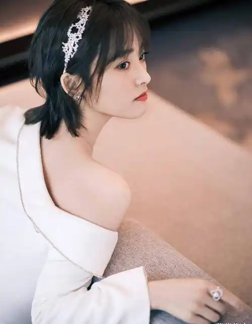 原创沈月出道成名谜团重重演技一般还能上舞台身高更是未解之谜