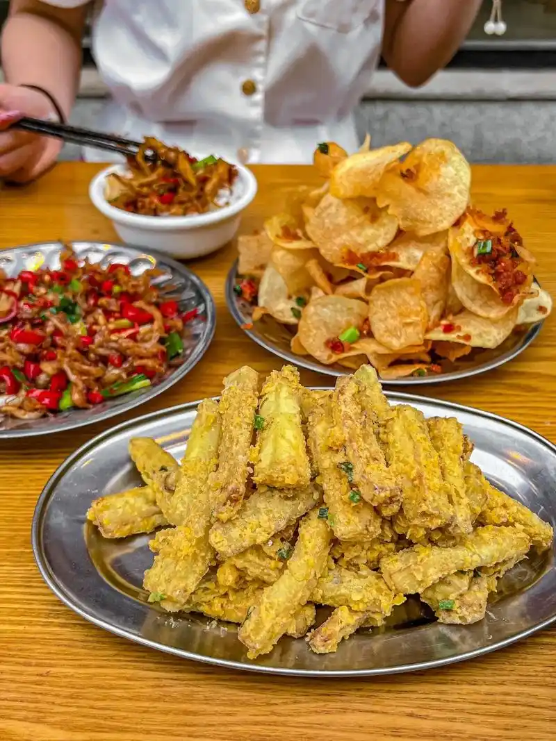 武汉那些真的好吃的社区小店.咸蛋黄茄子,咸蛋黄味蛮香,得到了 - 抖音