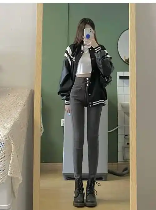 小脚牛仔裤搭配什么上衣和鞋子好看