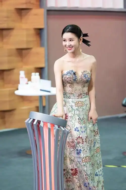 李小萌瘦了更有尤物女神气质,穿抹胸连衣裙高调亮相,高级又惊艳