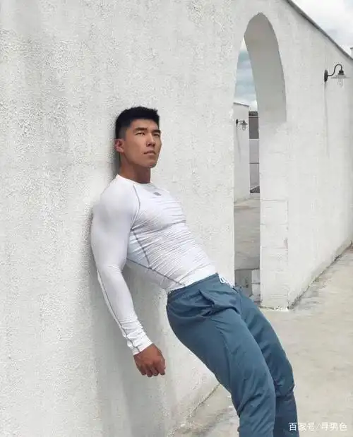 运动系肌肉男模,古铜肤色超帅气_网易订阅