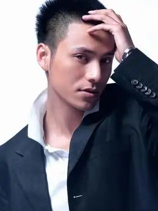 酷感十足的秃鬓角鲨鱼头短发设计,诠释清爽帅气形象的同时,将长脸男生