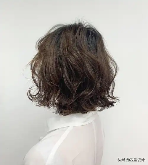 短卷发造型(今年流行减龄短发烫发型30款) - 百思特网