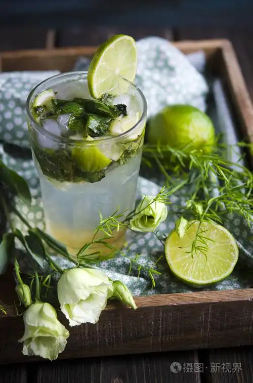 提供柠檬和薄荷柠檬水的近景,杯中加冰