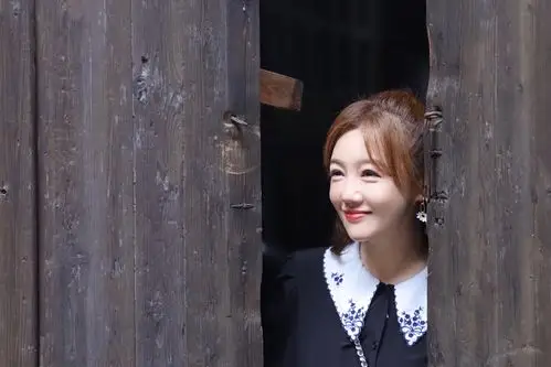 薛佳凝吟诗击剑文武双全温柔帅气切换自如