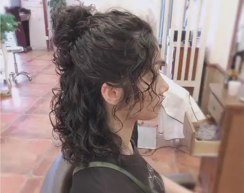 今冬流行烫满头发型20多款,时尚还保暖,烫完真洋气