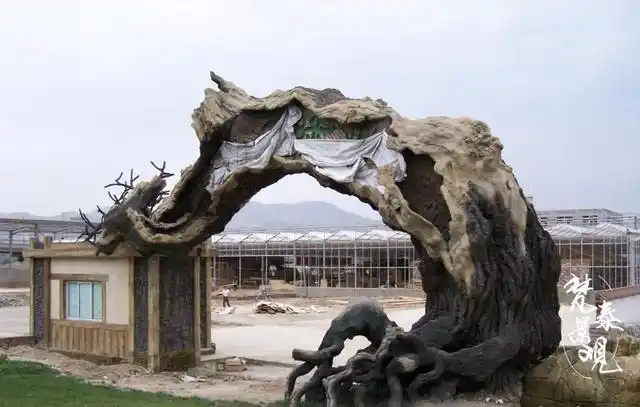 假树大门是现代园林景观不可或缺的要素,形态逼真,造型多样的假树大门