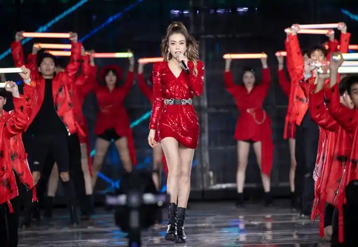 容祖儿湖南卫视跨年演唱会 唱跳舞台燃炸开场__凤凰网