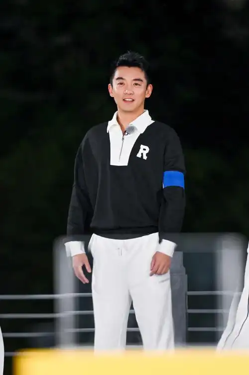 郑恺超话各位恺甲请注意,今晚有惊心动魄的撕名牌大战,猎豹出征,请勿