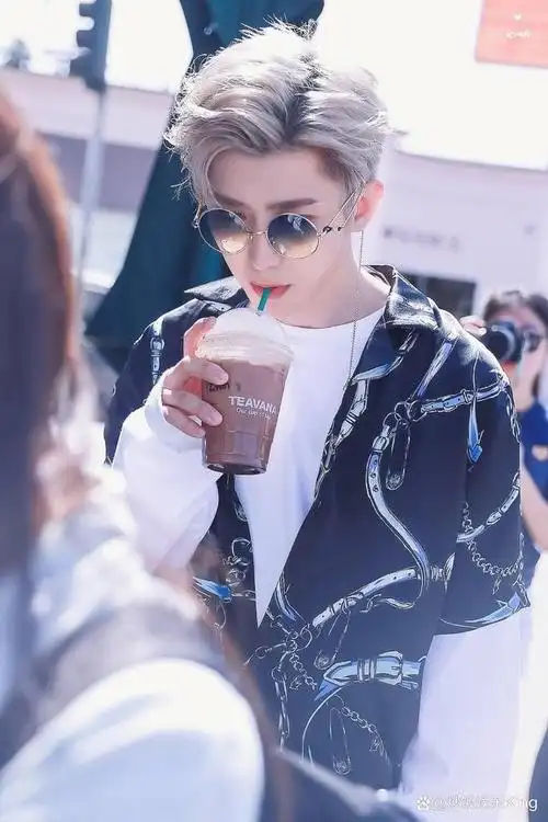 蔡徐坤近照曝光认不出躺沙发上显颓废但身上肌肉增加了不少